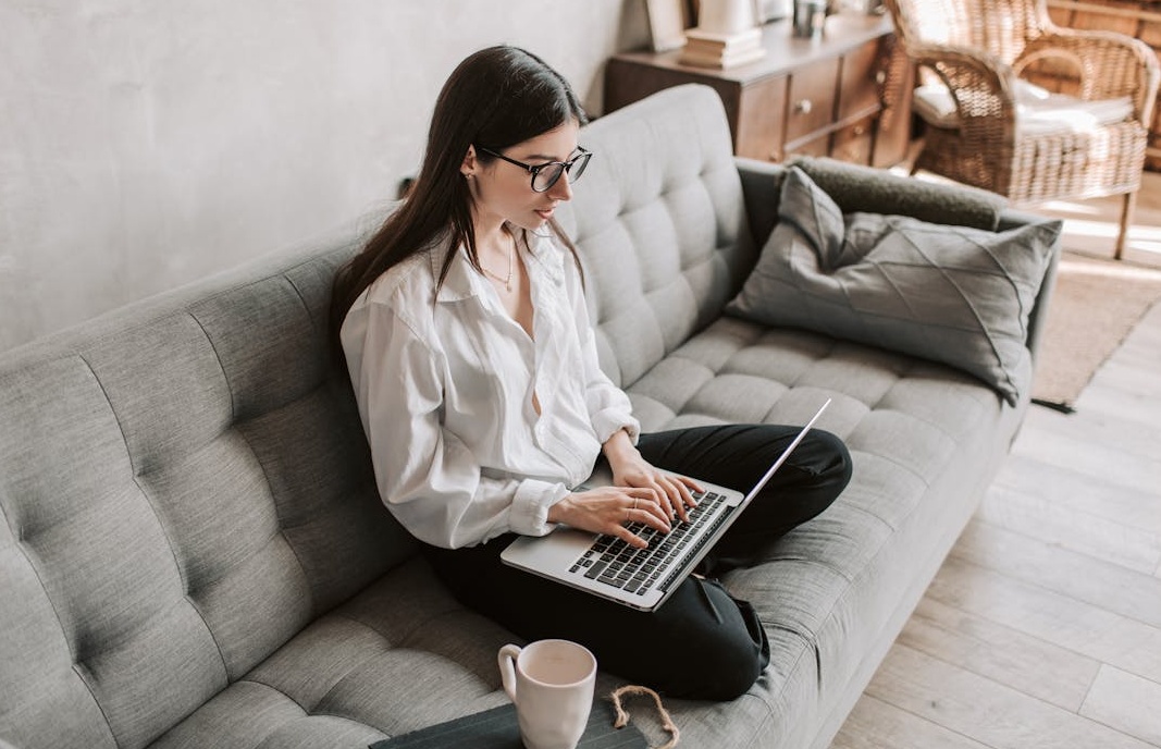 一位内容创作者正在分析其Instagram账户的数据表现