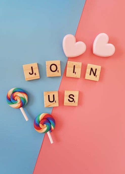 一位内容创作者在精心策划和创作高质量的Instagram帖子