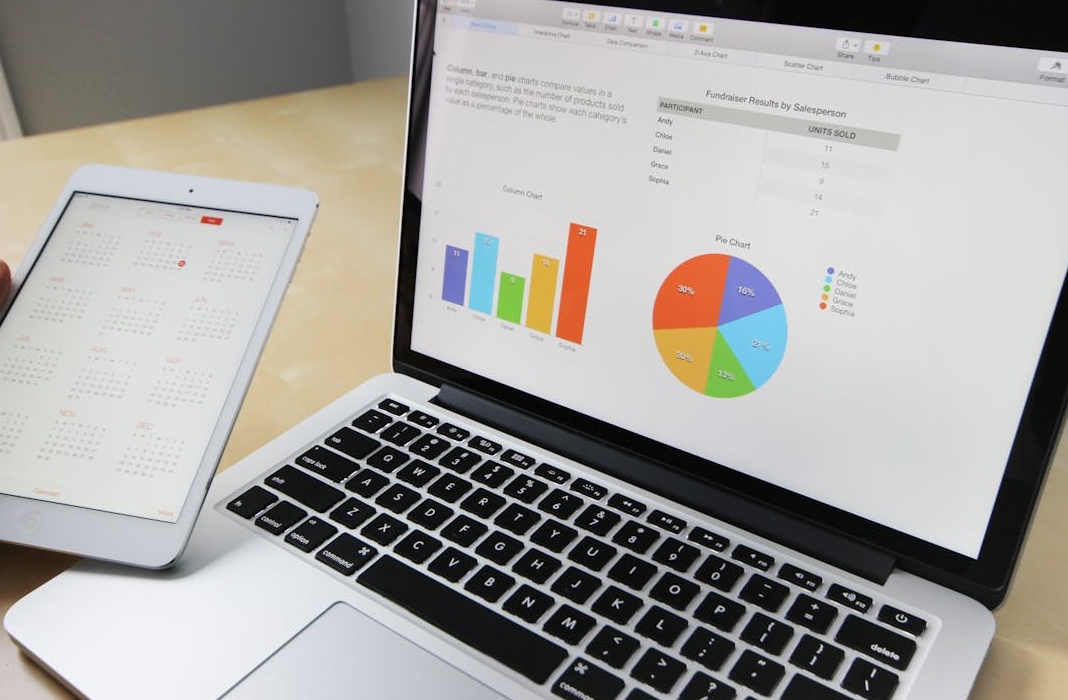 一个代表成功和增长的向上箭头图表，象征着刷Ins点赞带来的积极成果