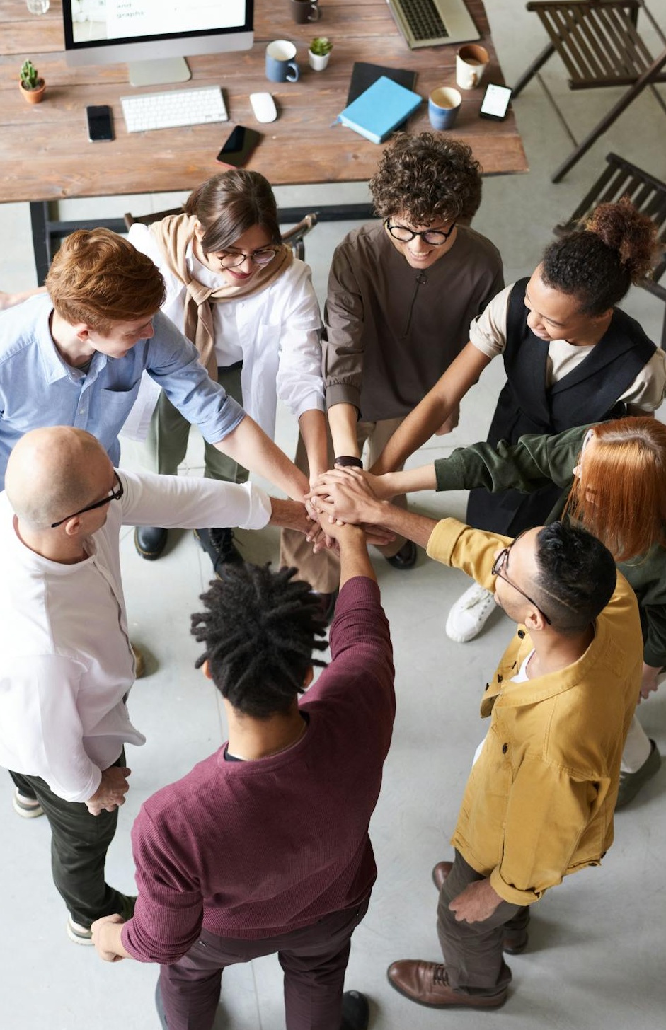 一个团队正在白板前规划Facebook营销策略