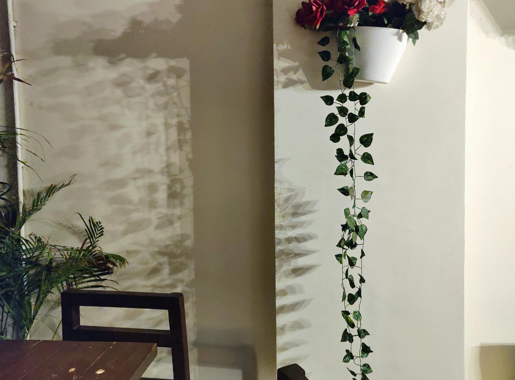 一个屏幕上显示YouTube分析图表的特写，展示了点赞、观看和订阅者的增长趋势，背景是键盘和笔，暗示数据分析和策略制定