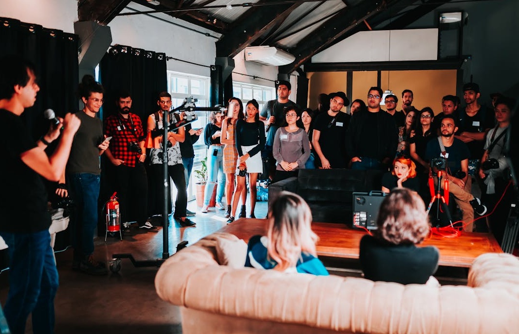 一群人聚精会神地观看屏幕，体现了内容的吸引力