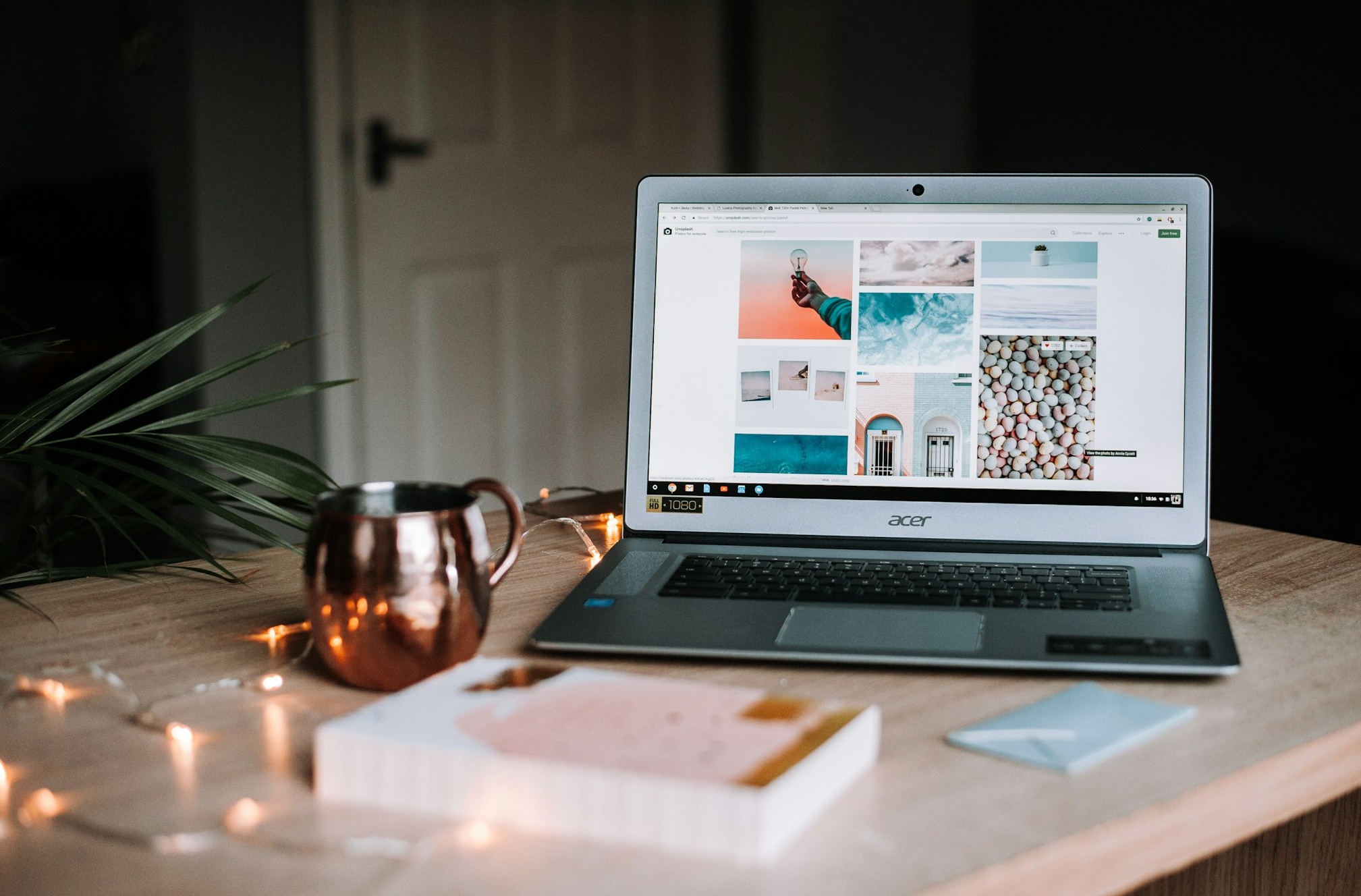 一个人在笔记本电脑上制定社交媒体策略