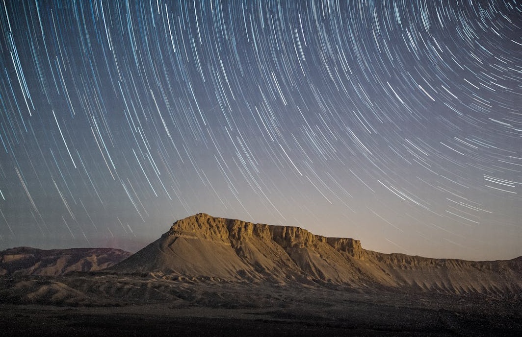 代表社交媒体网络增长的抽象蓝色节点连接图