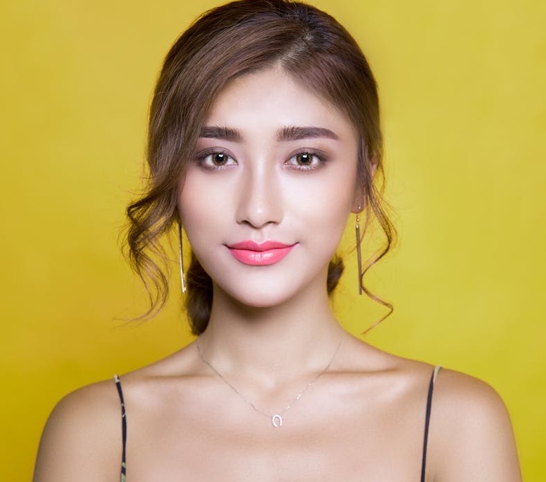 一位女士在手机上看到积极的社交媒体互动后微笑