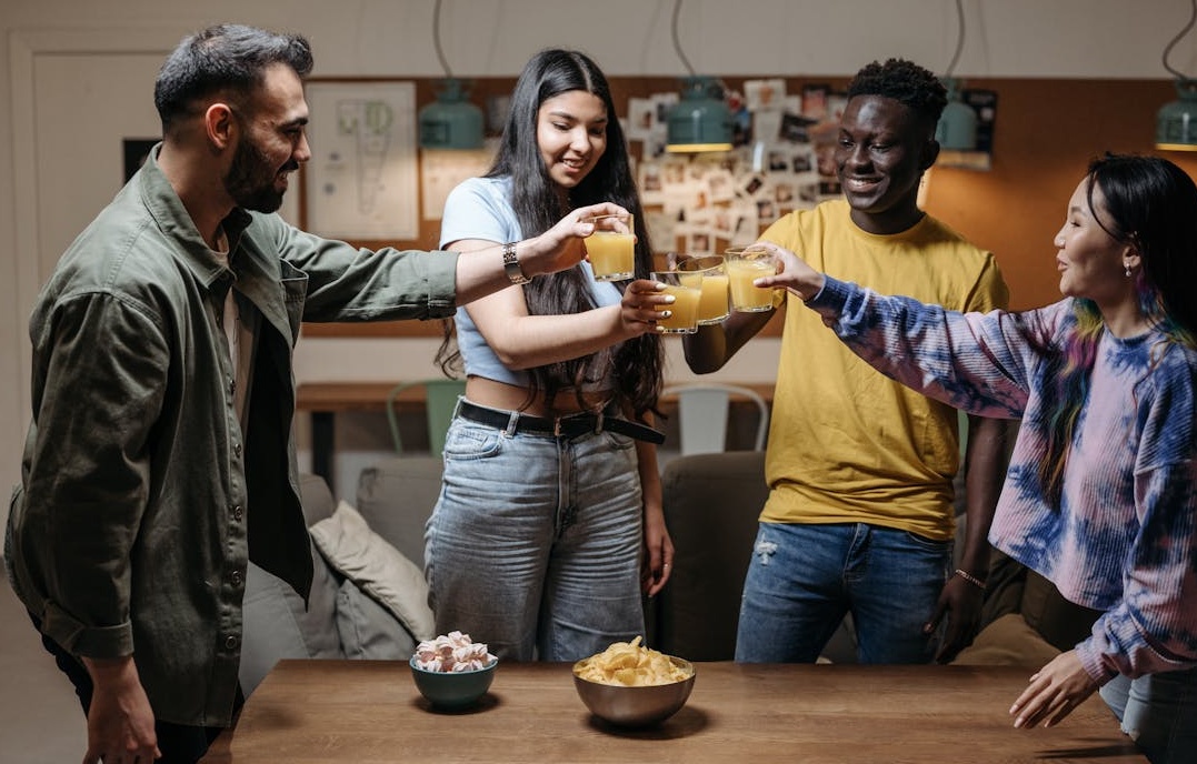 一部展示TikTok个人主页的手机，显示了大量的粉丝数，象征着社交影响力。