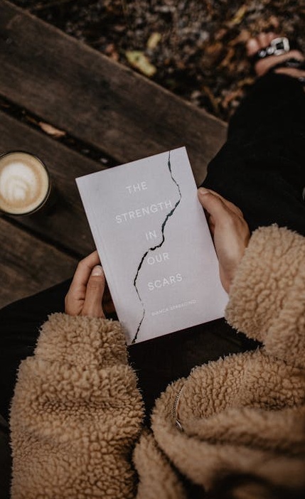 一群人在一起点赞，形象地说明了社交证明的心理学效应。