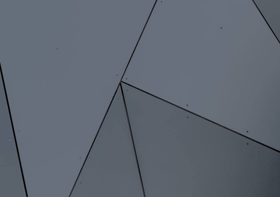 一个带有未来科技感的网络安全概念图