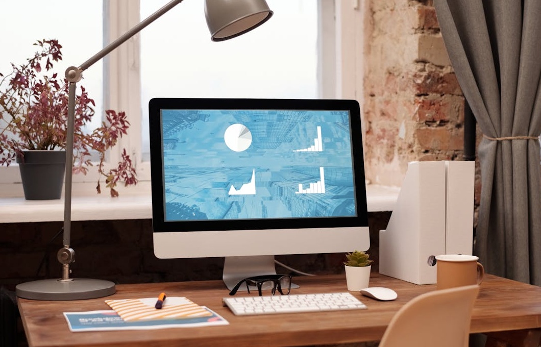 团队正在进行Facebook营销策略的头脑风暴