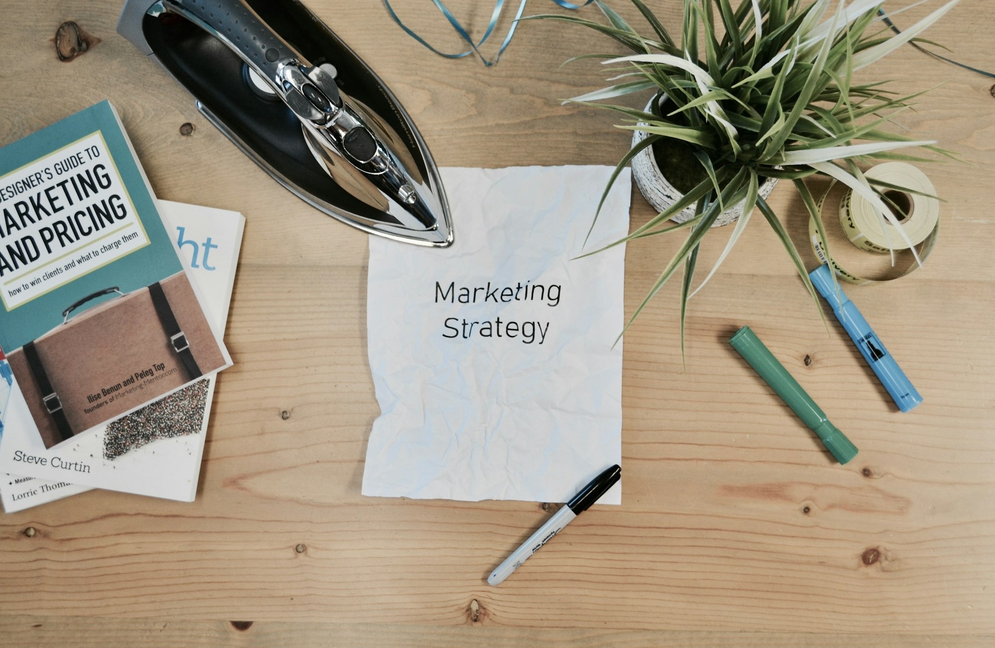 一个人在笔记本电脑前工作，屏幕上显示营销策略和数据分析