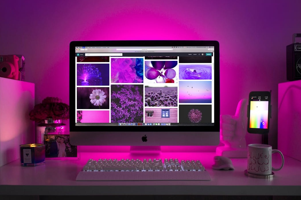 一个程序员在电脑前操作，象征着安全可靠的技术支持