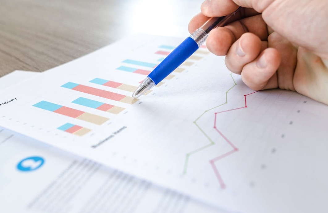 代表社群增长和商业成功的图表