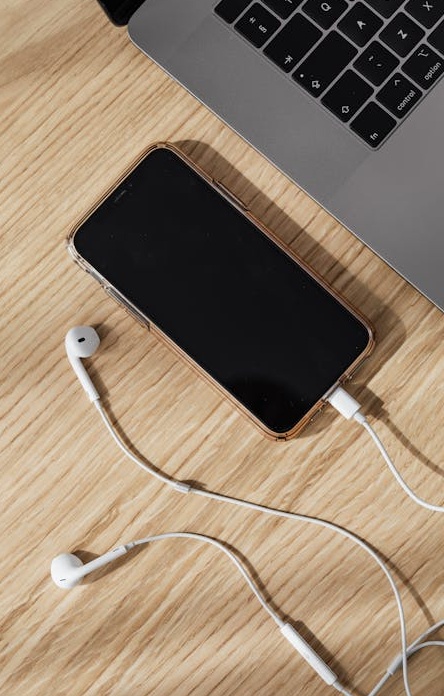 在笔记本电脑上展示的Facebook社群界面