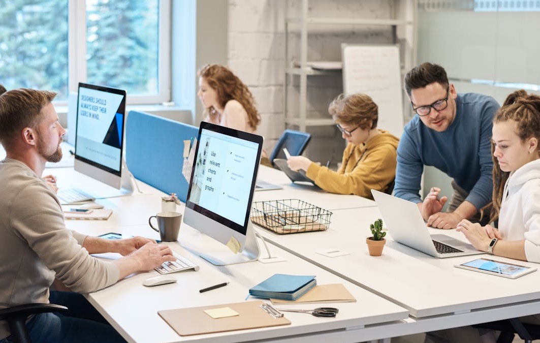 多元化的团队成员代表高质量的脸书群组成员