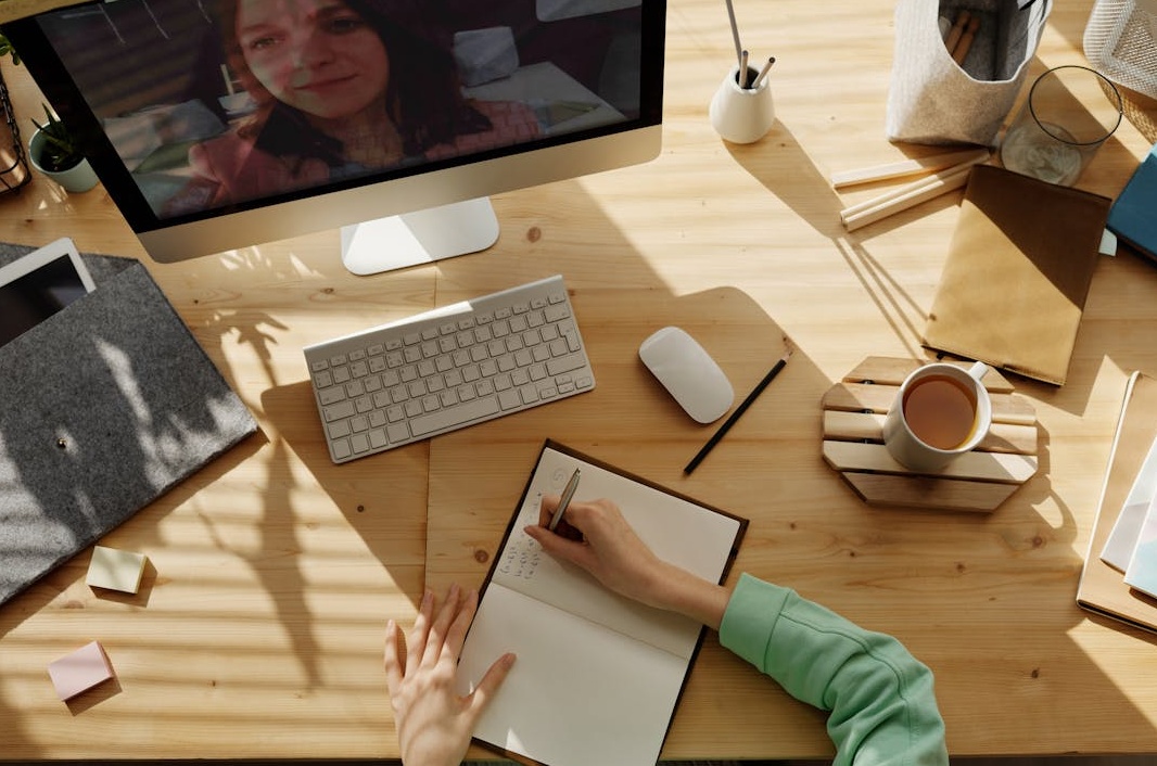 YouTube创作者正在电脑前分析视频数据增长