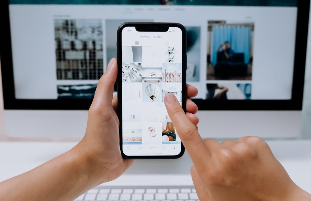 高点赞数的YouTube视频界面在移动设备上展示