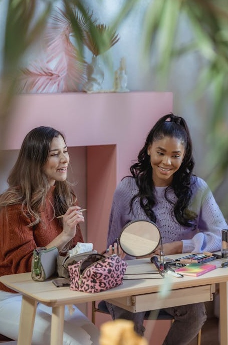 一部手机屏幕上显示着TikTok应用，背景是城市夜景