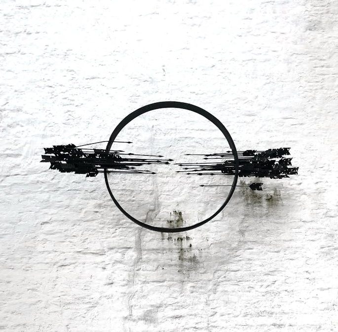 一位女性创作者正在使用手机和环形灯拍摄视频内容