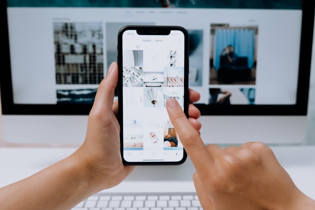 笔记本电脑屏幕上显示着复杂的数据分析图表和曲线