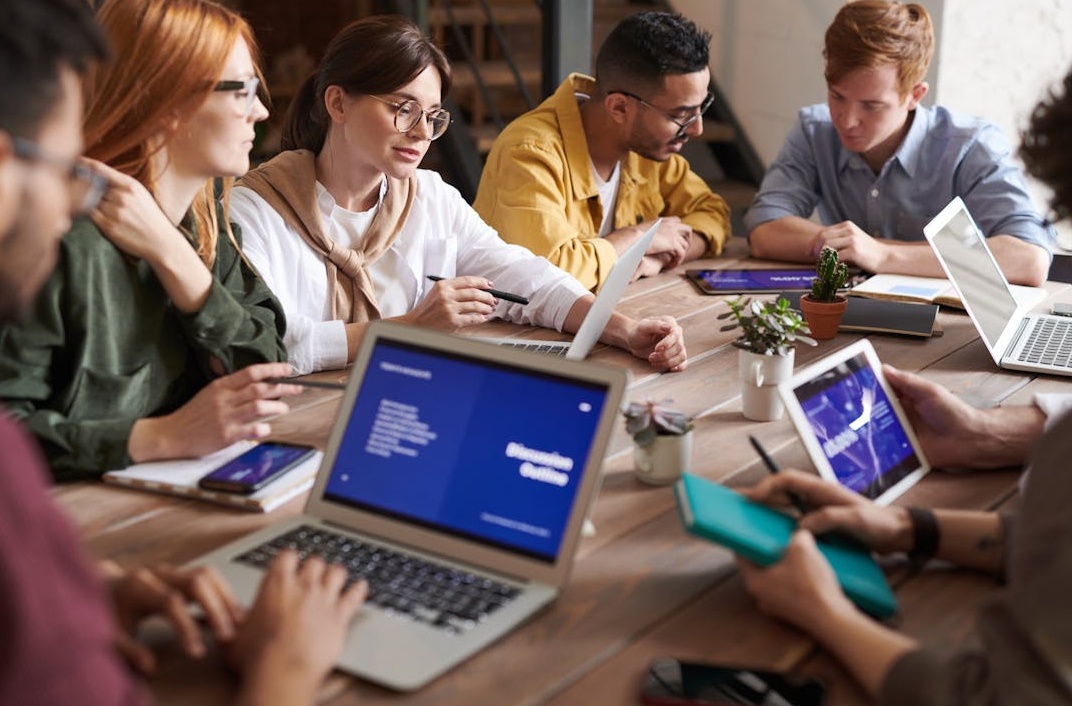 一个多元化的团队正在会议室里讨论社交媒体增长策略