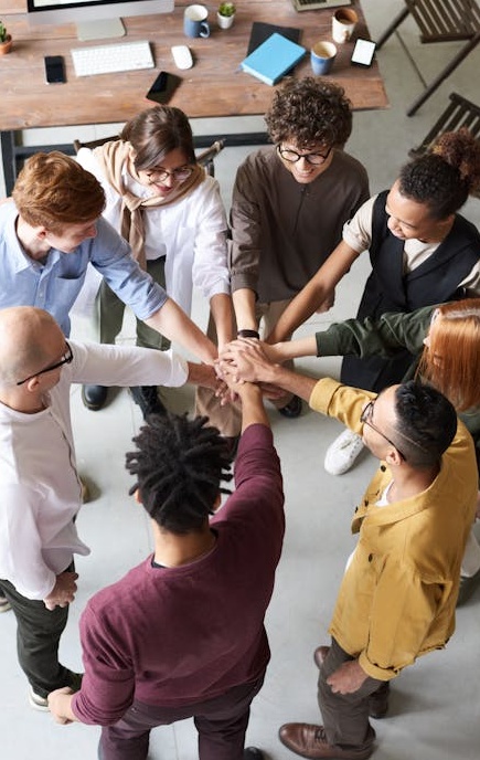 团队围绕一张桌子规划营销漏斗，象征着策略性增长