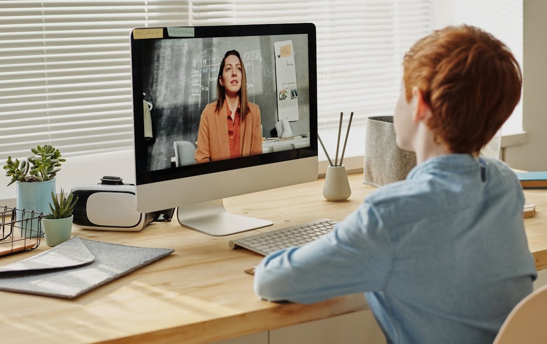 用户在咖啡馆里使用手机浏览Facebook，享受着个性化内容