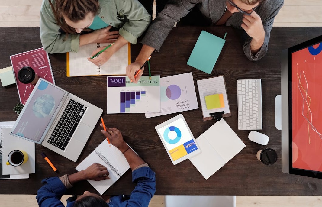 代表社交媒体增长和网络连接的抽象图