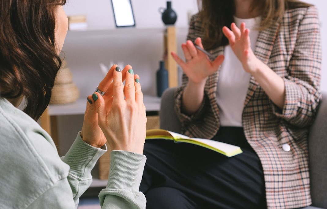 许多人聚集在一起观看一个屏幕，象征着由社会认同感带来的社群效应和自然流量