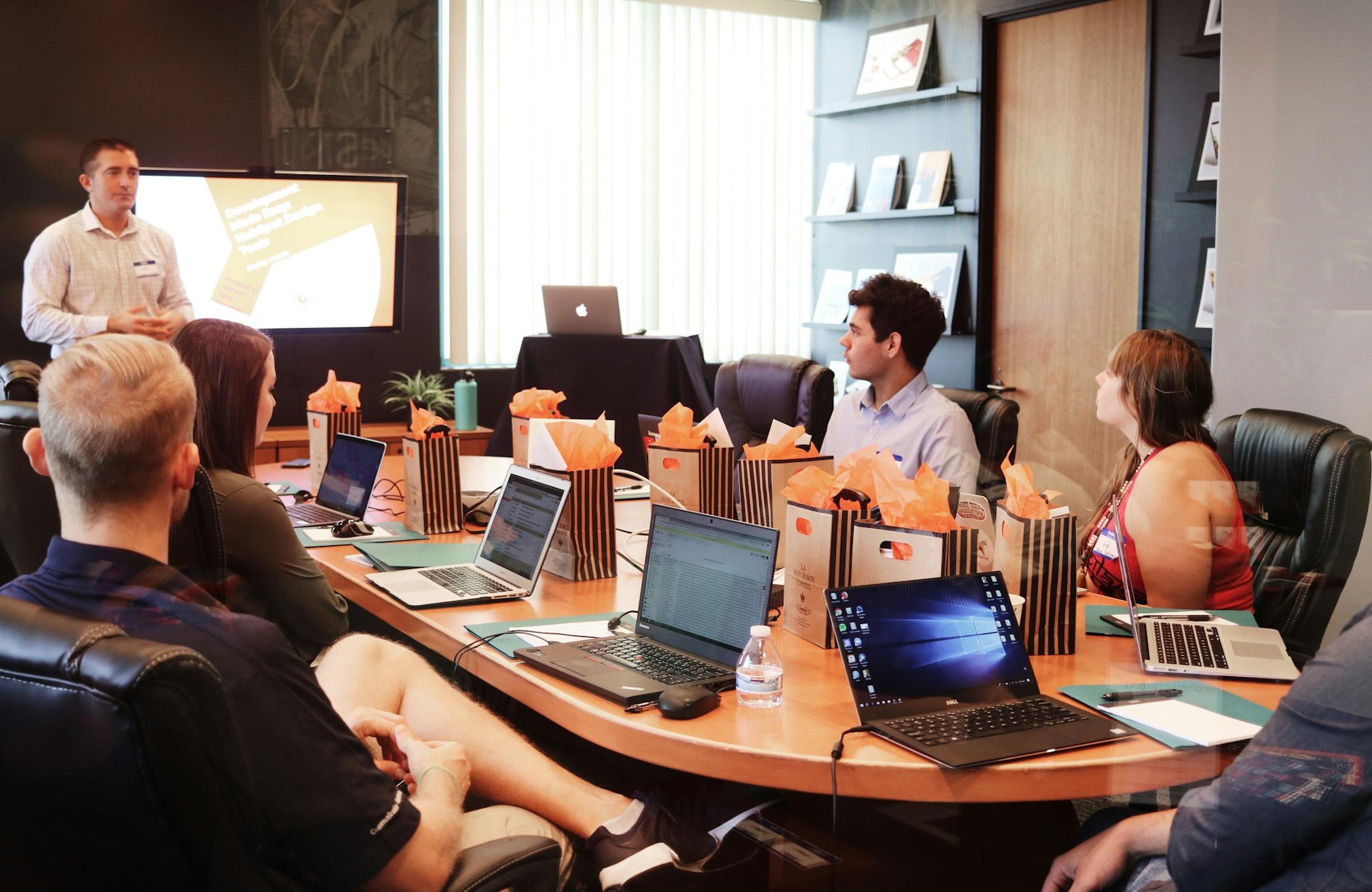 团队正在白板上规划全面的数字营销策略