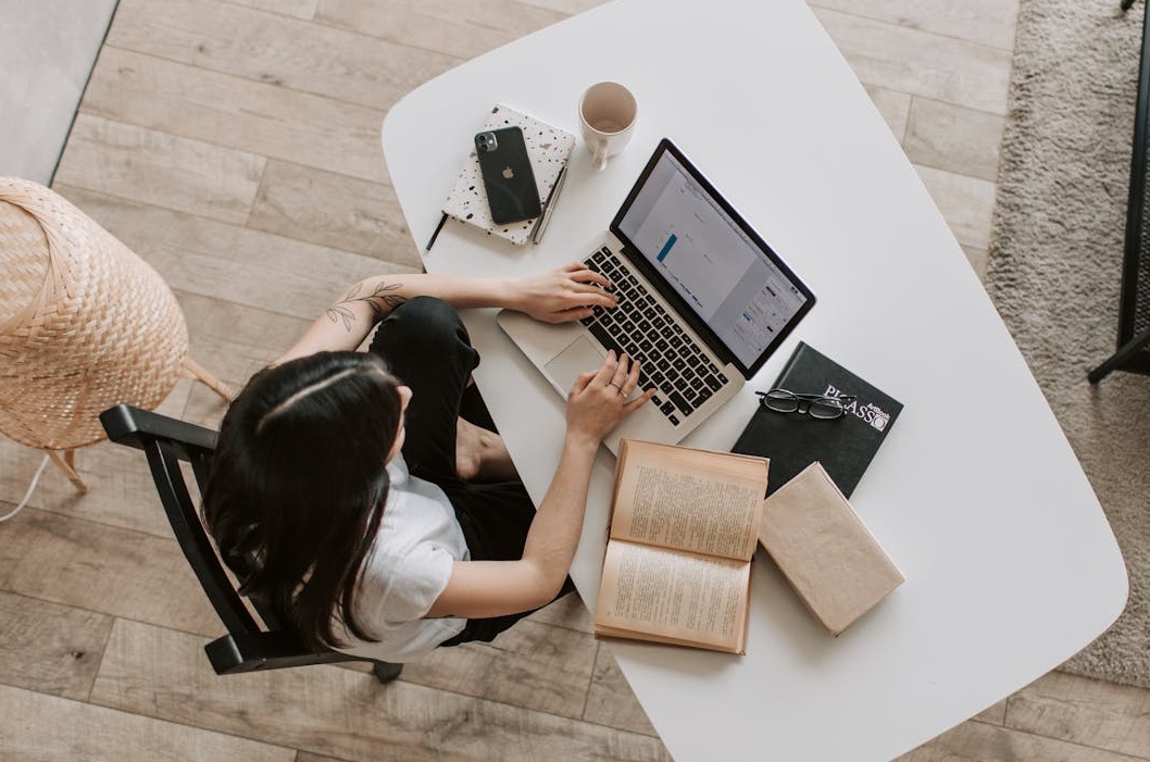 创作者正在分析YouTube后台数据