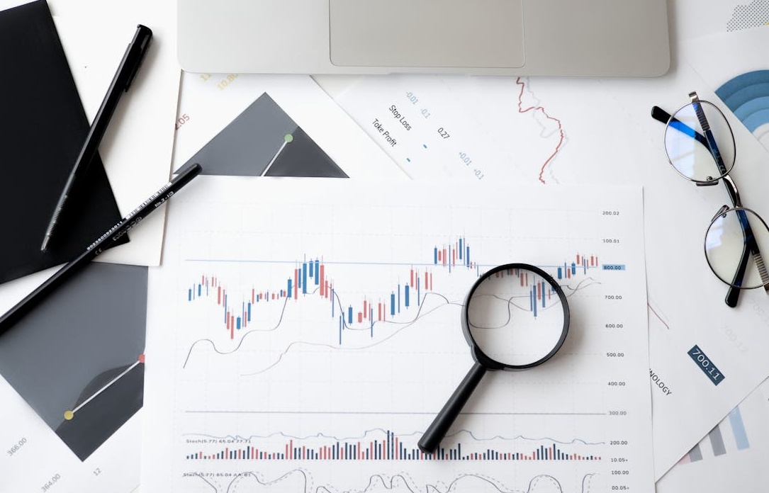 众多用户图标，代表社交认同和粉丝基础