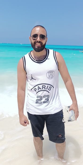 一部智能手机屏幕上展示着Instagram的界面和大量的点赞图标