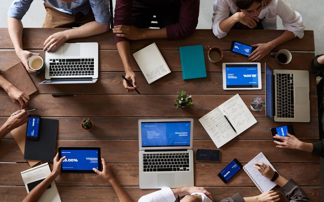 一个团队在会议室里讨论社交媒体战略规划