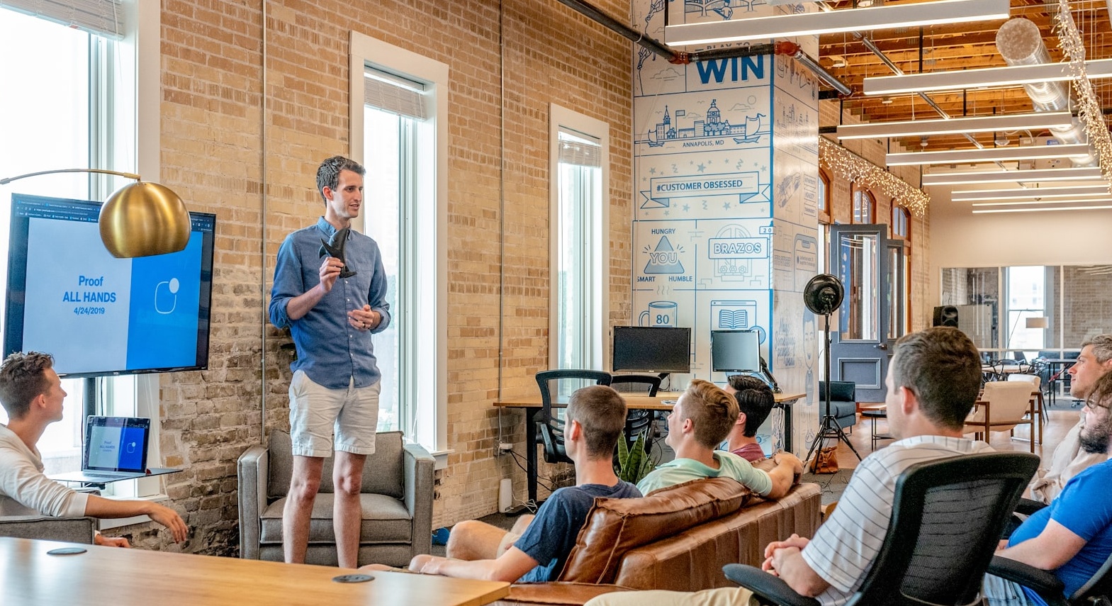 团队在白板前讨论营销策略