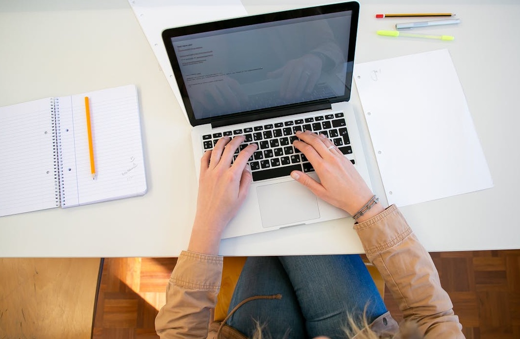 代表数字安全和质量保证的锁形图标