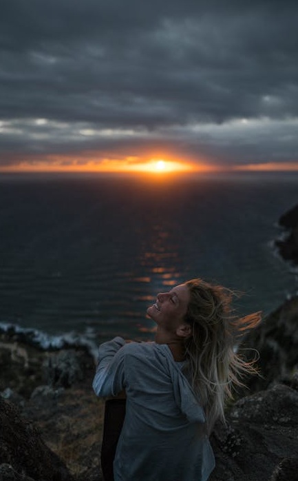 一部智能手机屏幕上显示着X（推特）应用，一条推文获得了大量的点赞和转发