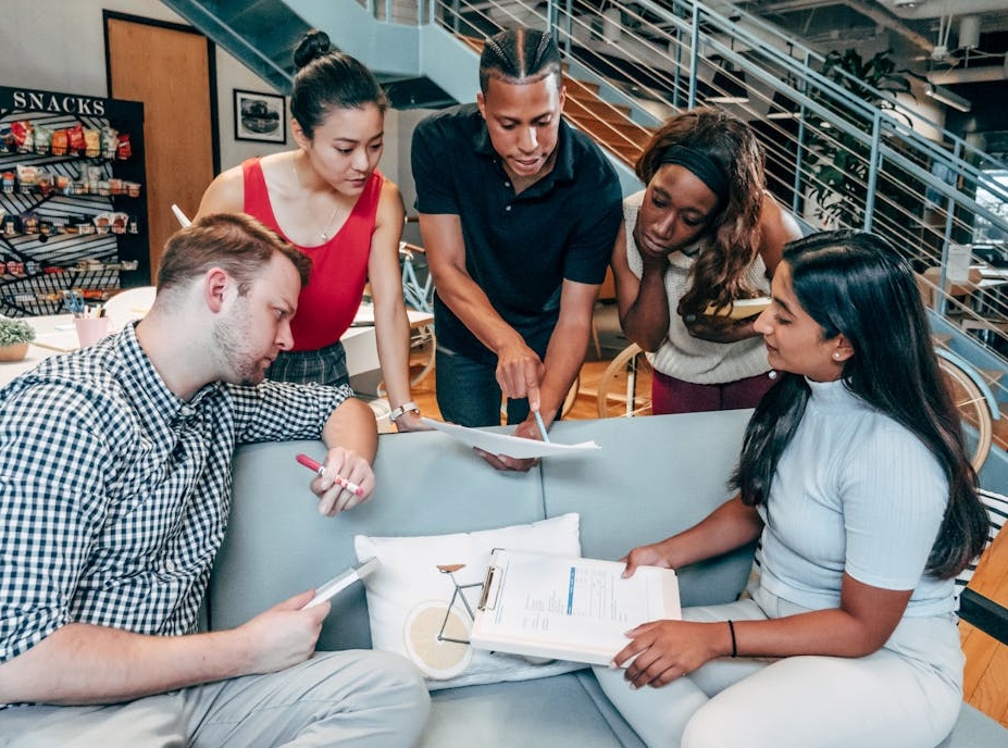 手机周围漂浮着许多点赞（心形）图标，象征着社交媒体上的高互动和受欢迎程度