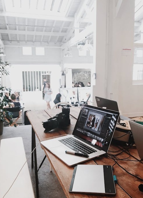 一个人在智能手机上浏览社交媒体,象征着现代数字互动