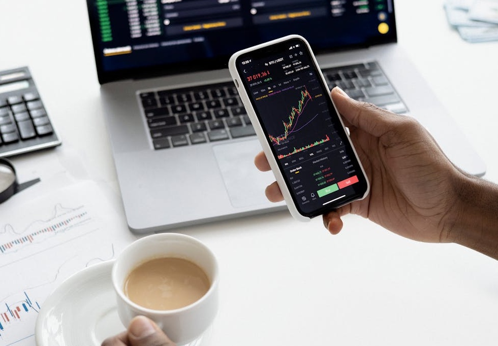 展示TikTok数据分析的手机屏幕，图表呈现显著的增长趋势