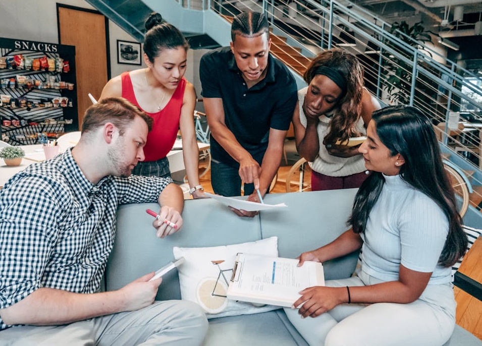 一个代表安全和保障的数字盾牌图标，象征着安全的TikTok推广服务