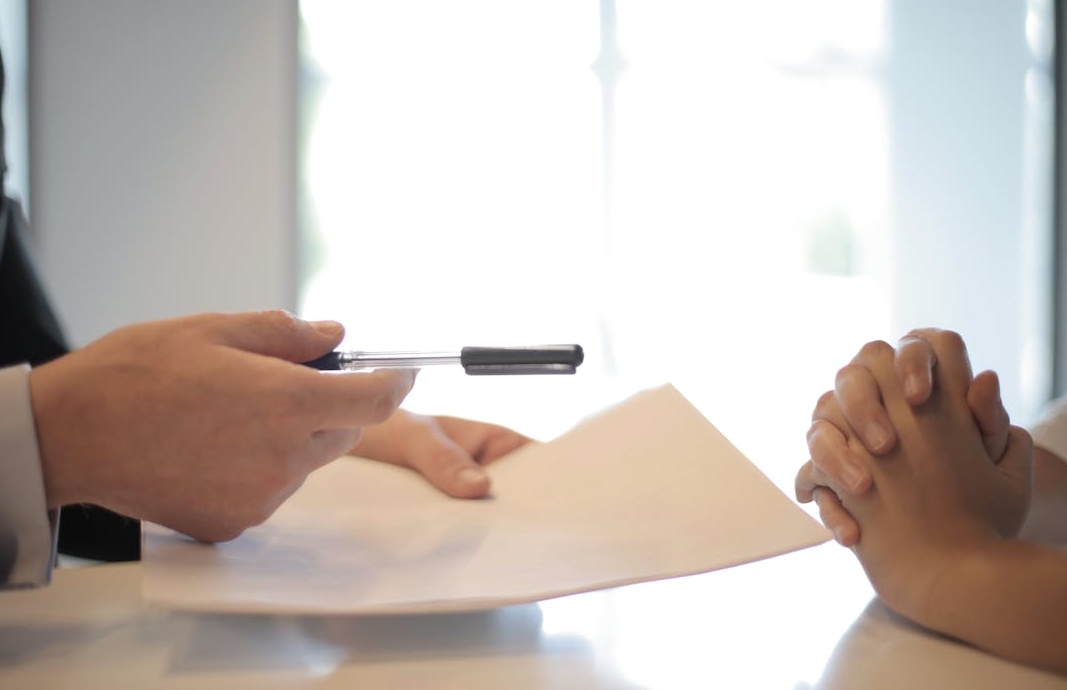 一群多元化的专业人士在会议室里讨论营销策略和增长图表