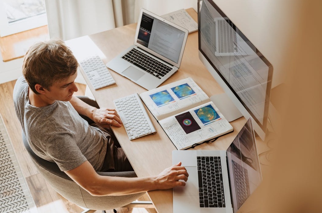 内容创作者在电脑前制定YouTube增长策略