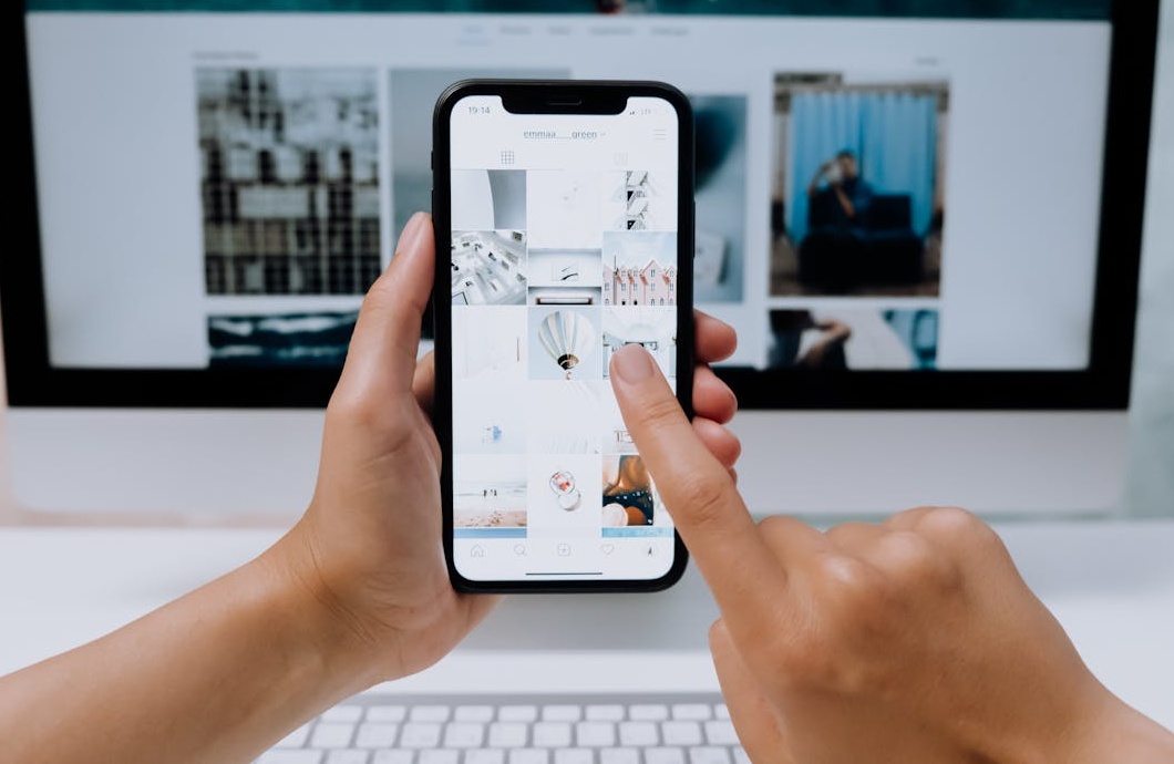 社会认同感概念图，用户被社交媒体图标包围