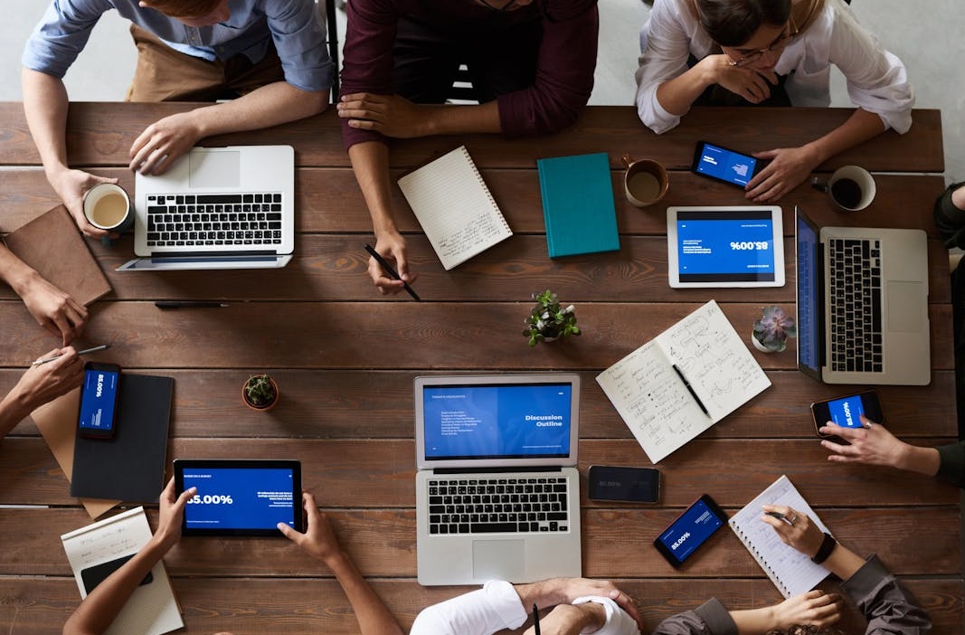 一个专业的营销团队正在电脑前分析数据和制定策略