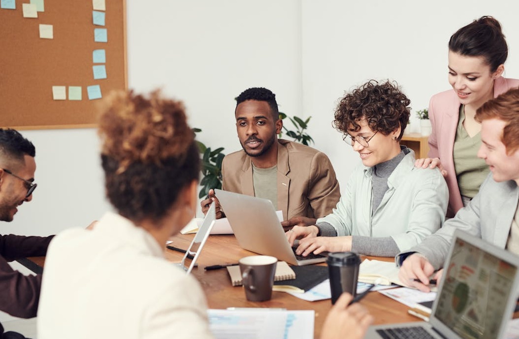 一个人在电脑前感到困惑，象征着推特自然增长的挑战