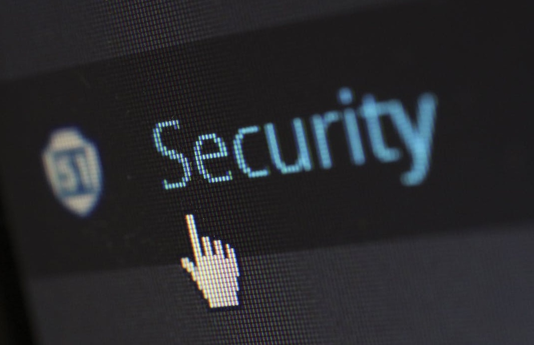 手持手机，屏幕上有安全锁图标，代表安全地在推特买优质粉丝