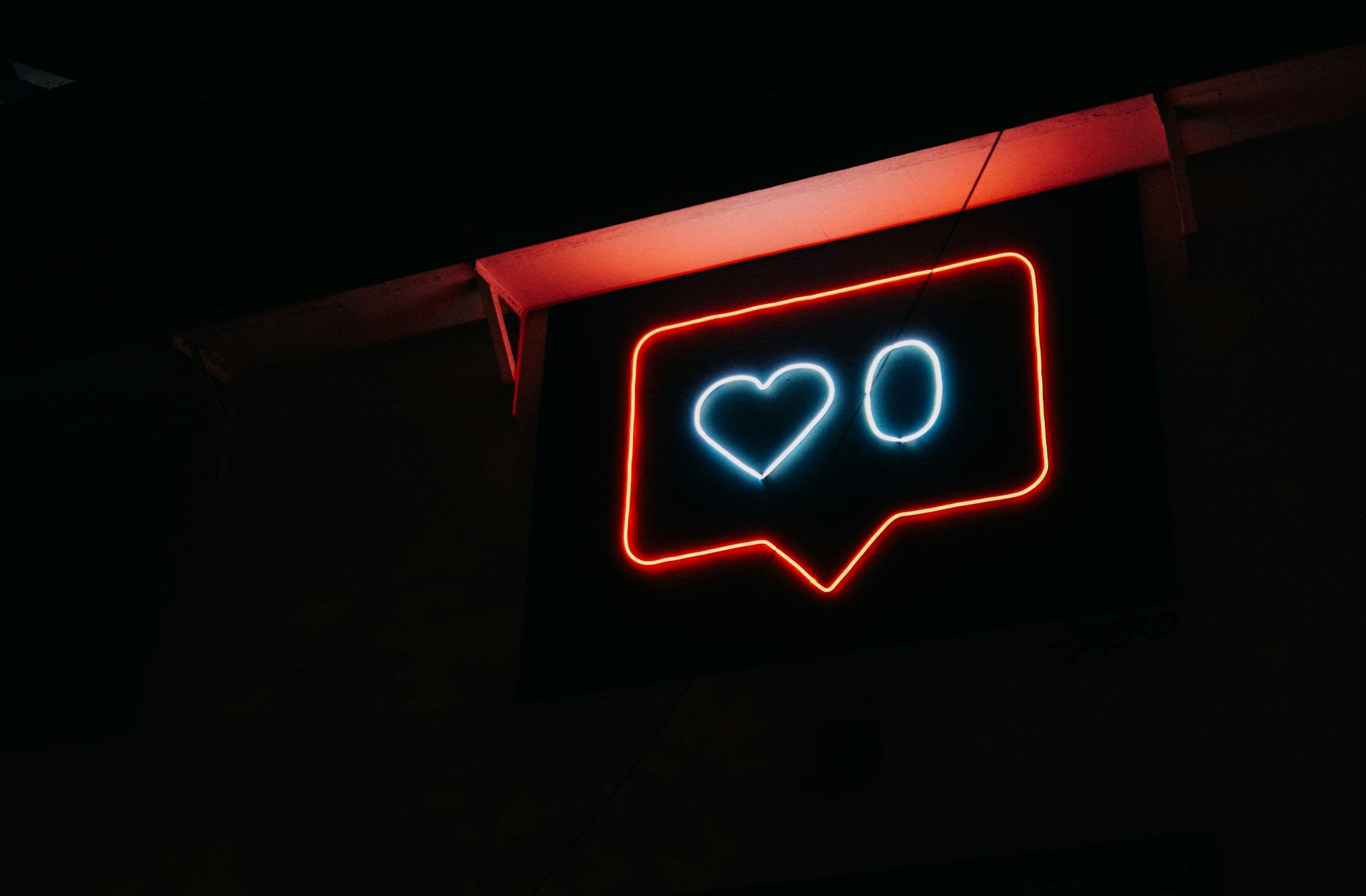 笔记本电脑屏幕上显示的社交媒体数据分析图表