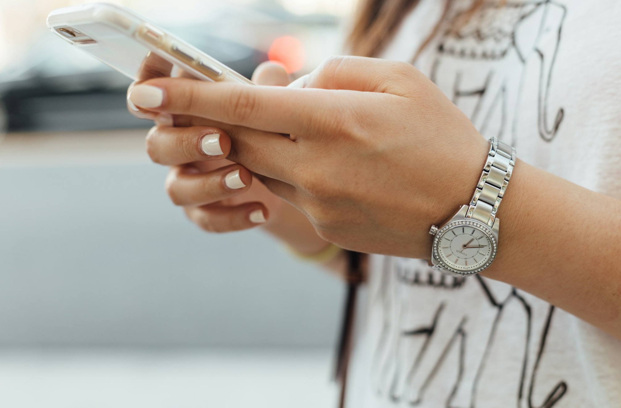 两个人通过笔记本电脑进行线上合作交流