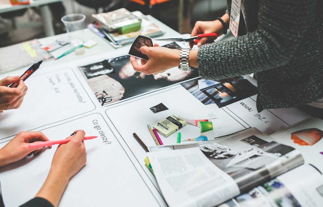 用户在笔记本电脑上谨慎选择高质量的ins粉丝服务