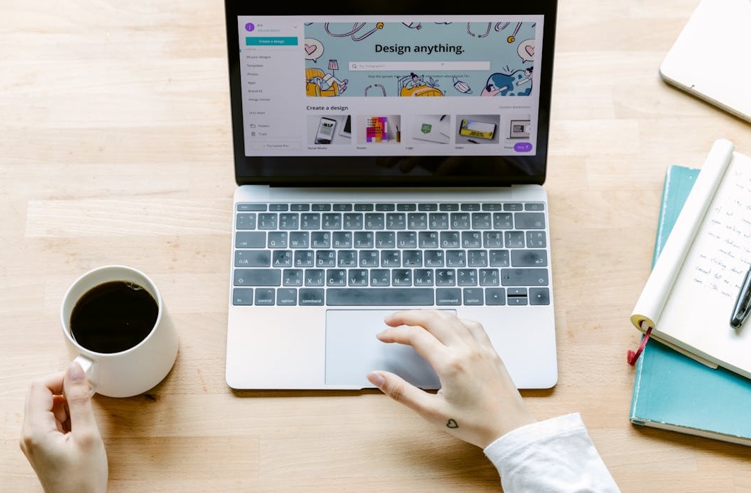 一部显示社交媒体界面的智能手机,突显了点赞和评论的重要性。